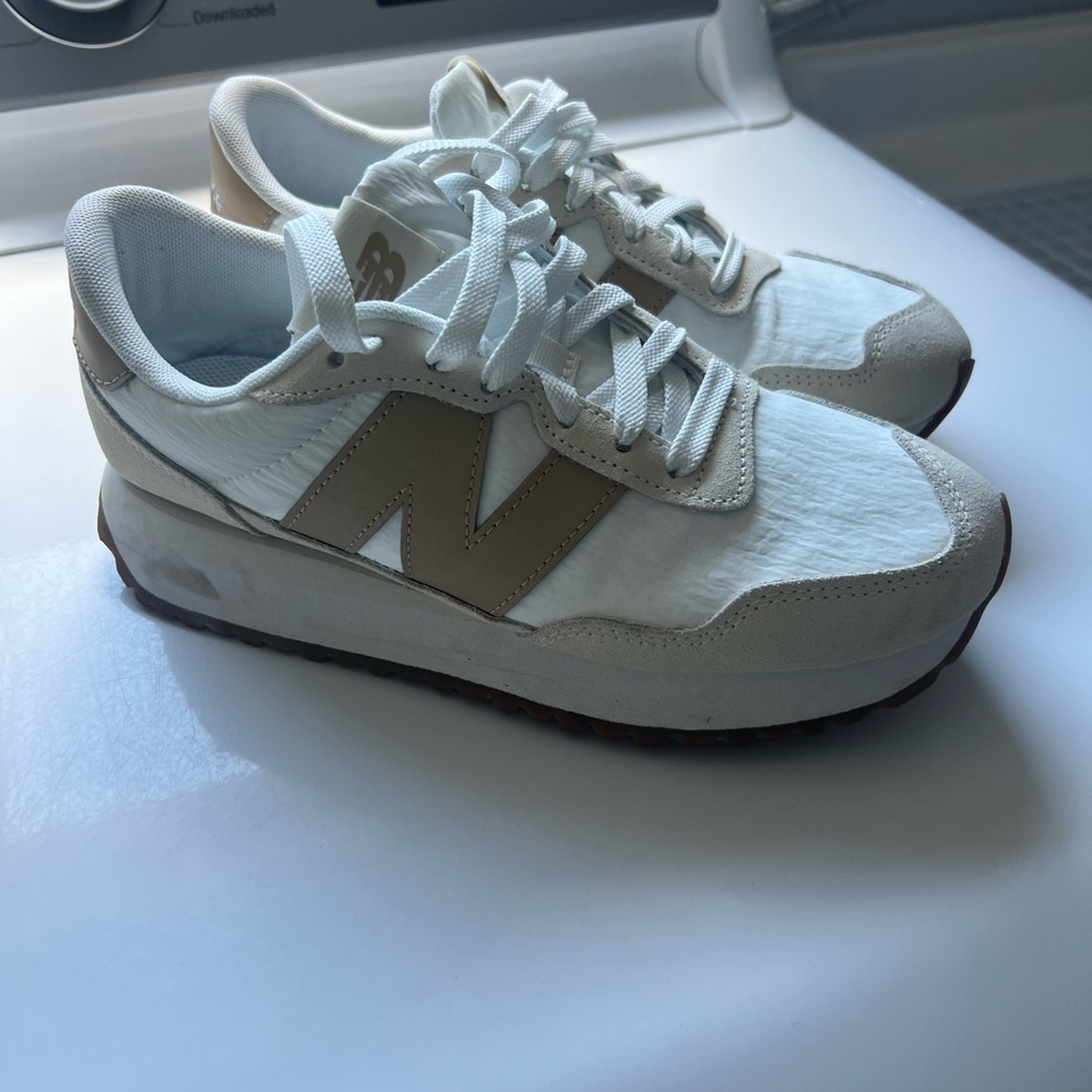 New Balance Women's White and Tan 327 Sneaker